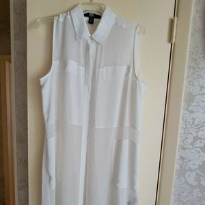 Kenneth Cole, M/L, white sleeveless long shirt with pockets.